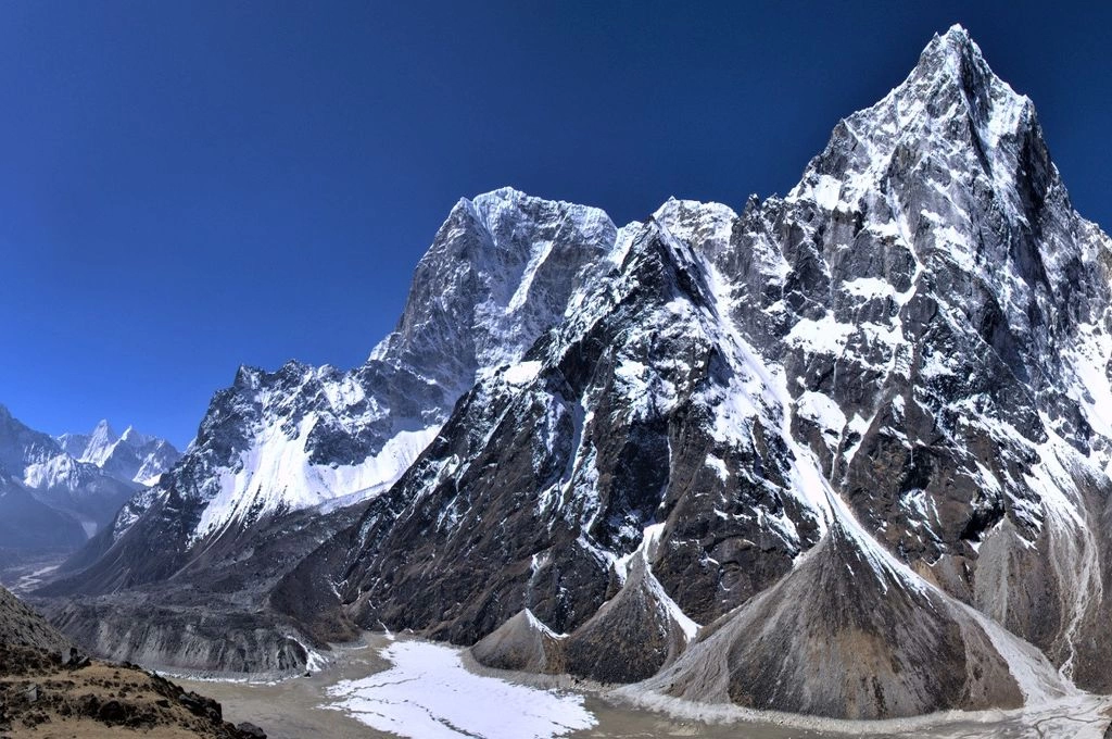 Sharp spire-like Cholatse peak under clear Himalayan sky.